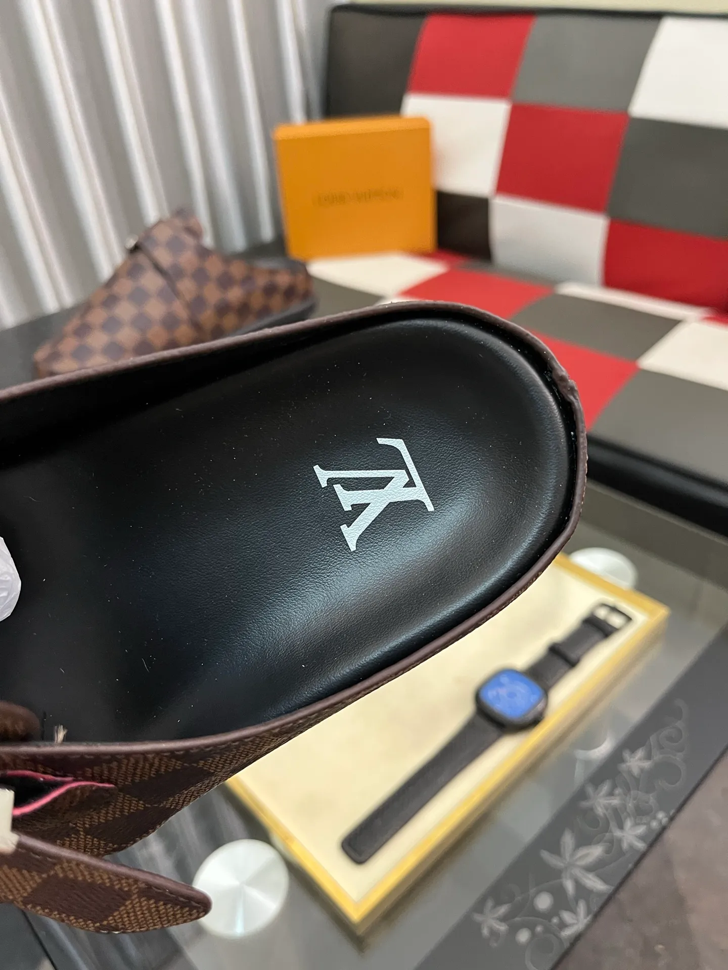 Men's shoes 💰380⌚️⌚️2025 new men's casual sandals and slippers, made of suede cow leather, with Monogram pattern to highlight the trendy style. Adjustable straps illuminated with LV letters, while a resilient insole and micro outsole provide lightweight comfort. Made of suede cow leather with embossed Monogram pattern and brand element metal hardware✅Adjustable straps➕Tough insole‼ ️Micro outsole. Comfortable and easy to wear‼ ️size: 38-443️⃣Colors available